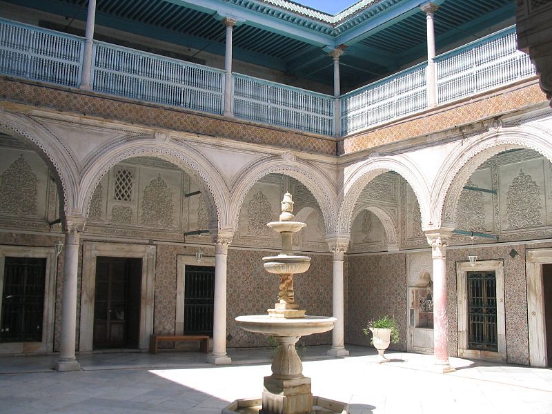 Cortile interno Dar Ben Abdallah Tunisi — piastrelle policrome e arcate in stucco ottomano