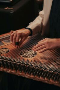 Qanun, strumento musicale, musica, musicista, concerto, performance, arte.