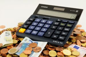 Calcolatrice, euro, denaro, finanza, contabilità, calcoli, economia, monete euro, banconote euro.