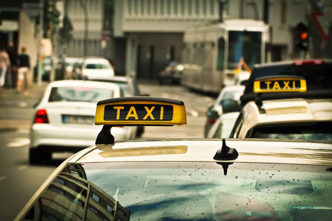 Taxi, trasporto urbano, traffico cittadino, auto, strada, servizio taxi.