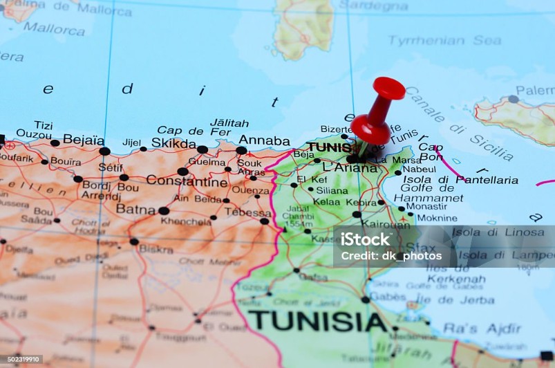 Mappa dettagliata della Tunisia con una puntina rossa che localizza la capitale Tunisi