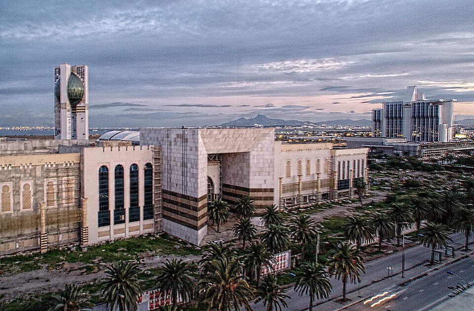 Viale Habib Bourguiba Tunisi — teatro municipale e viale alberato nel quartiere francese della capitale