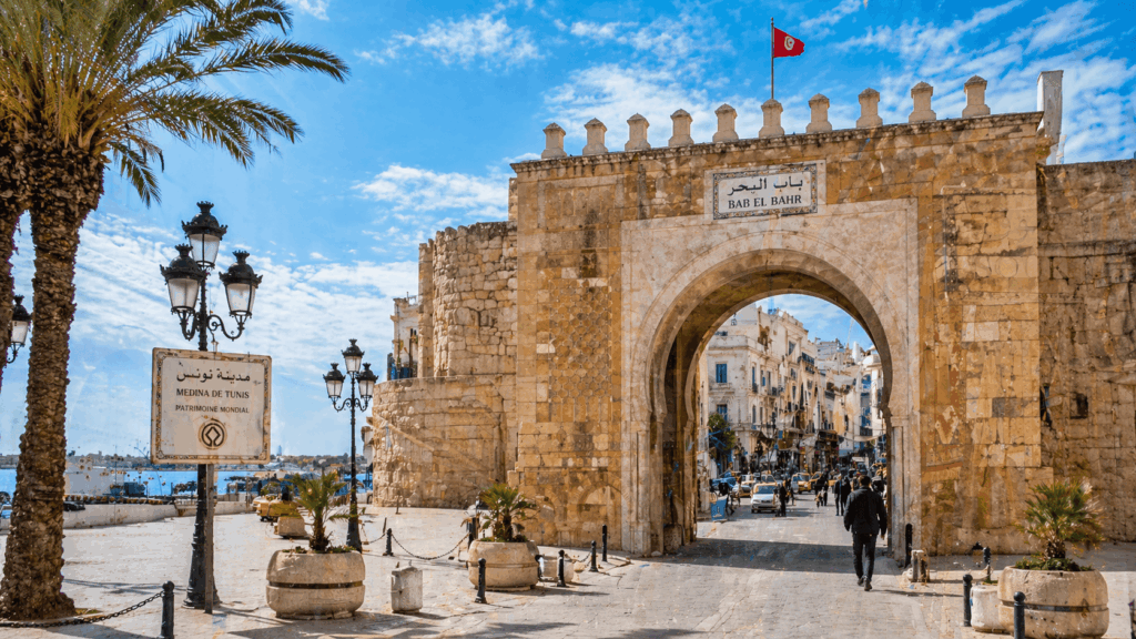 Bab el Bahr porta d'ingresso alla Medina di Tunisi — itinerario a piedi nel centro storico