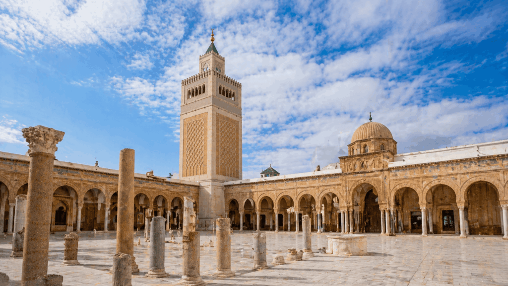 Minareto della moschea al-Zaytuna visto dal souk El Attarine nella Medina di Tunisi