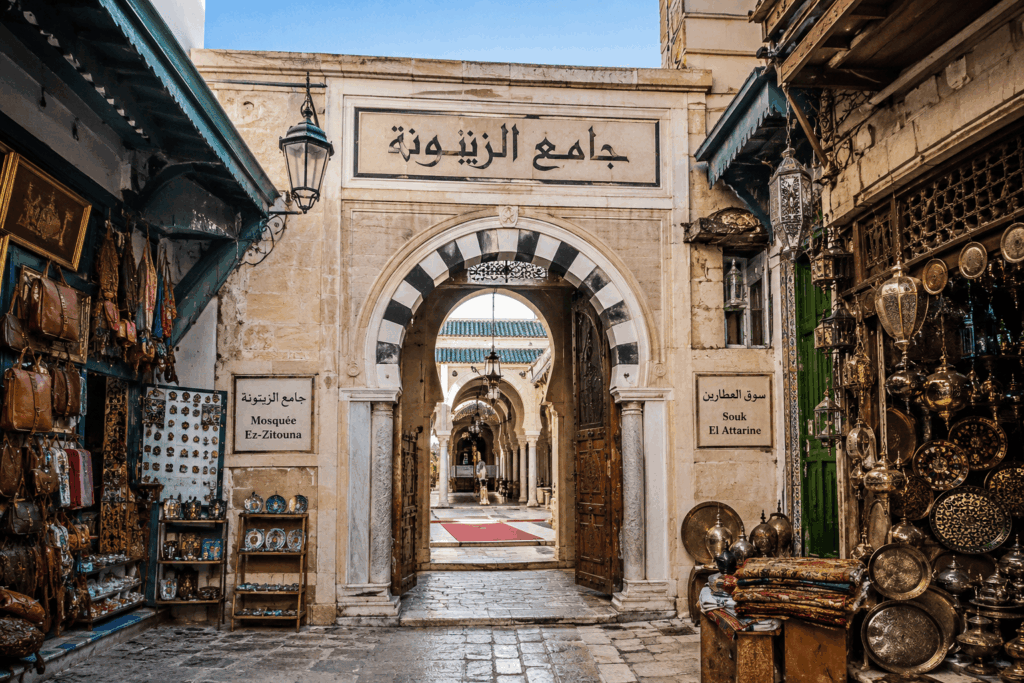 Ingresso della moschea al-Zaytuna dal souk El Attarine nella Medina di Tunisi
