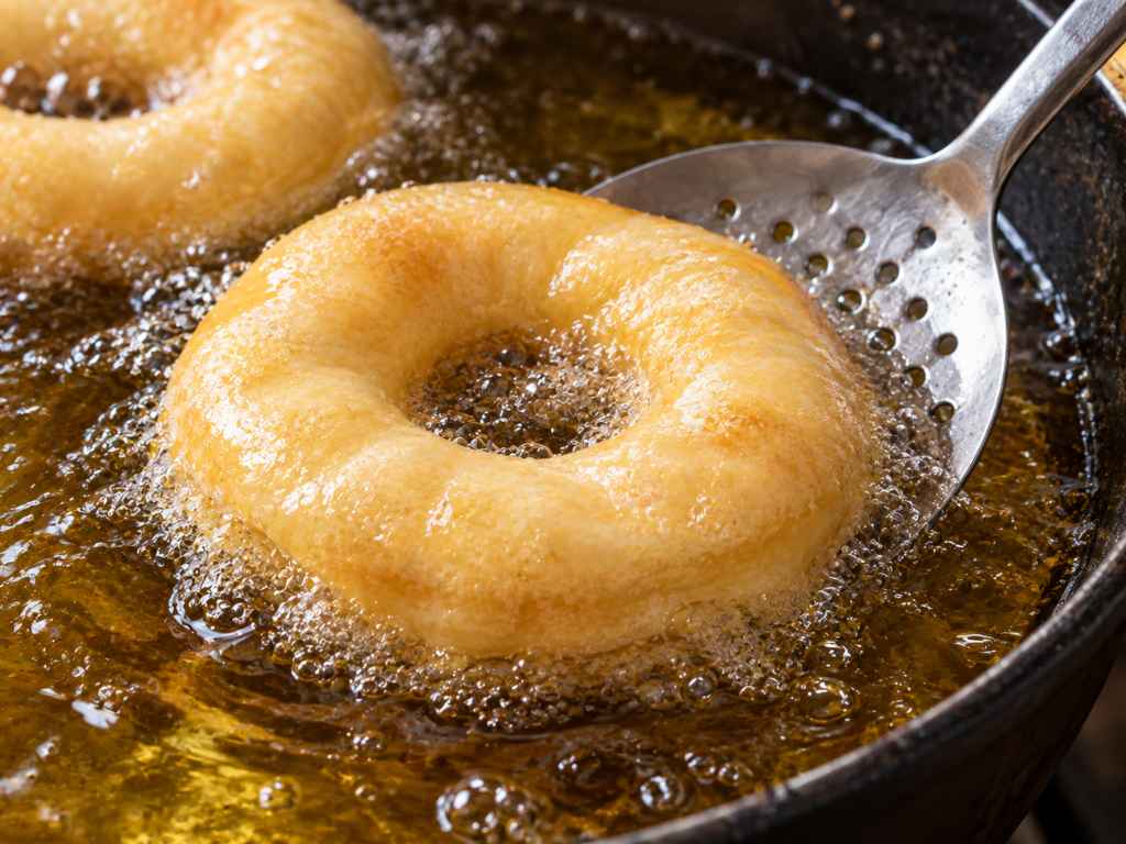 Anello di pasta lievitata che viene fritto nell'olio caldo per preparare i bambalouni